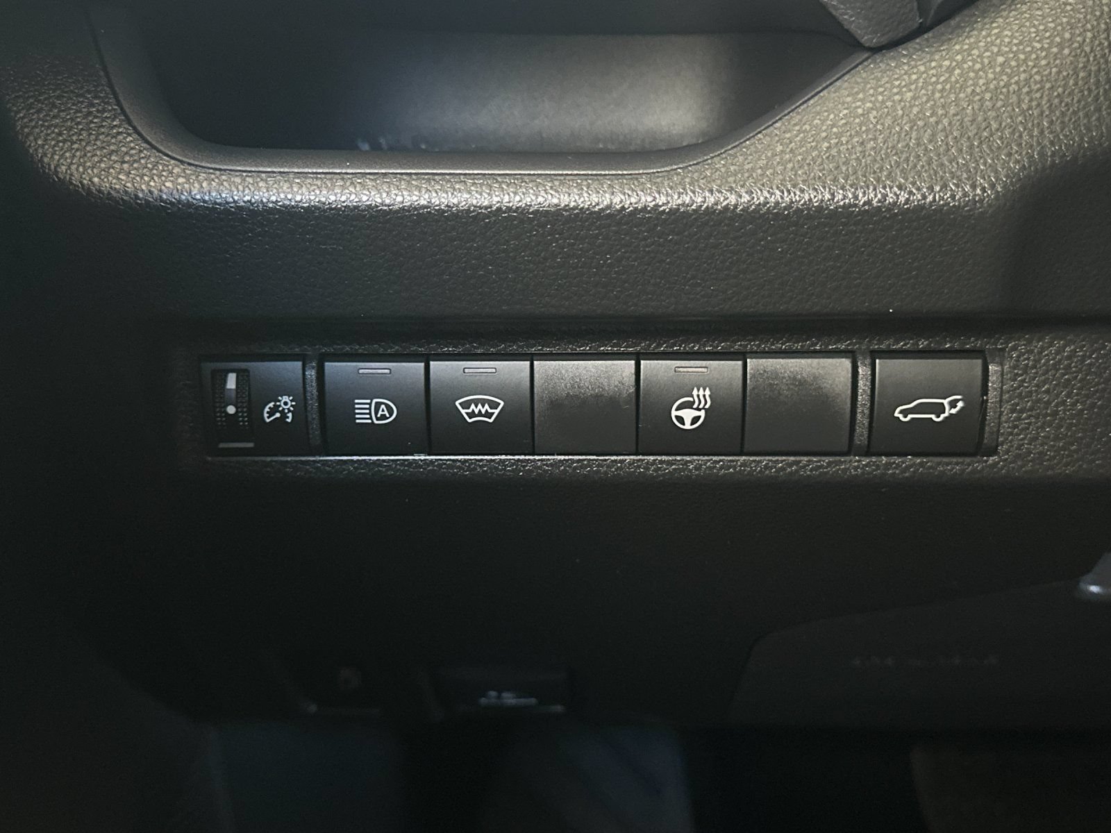 Used 2025 Toyota RAV4 SE w/ Weather & Moonroof Package AWD/4WD image 27