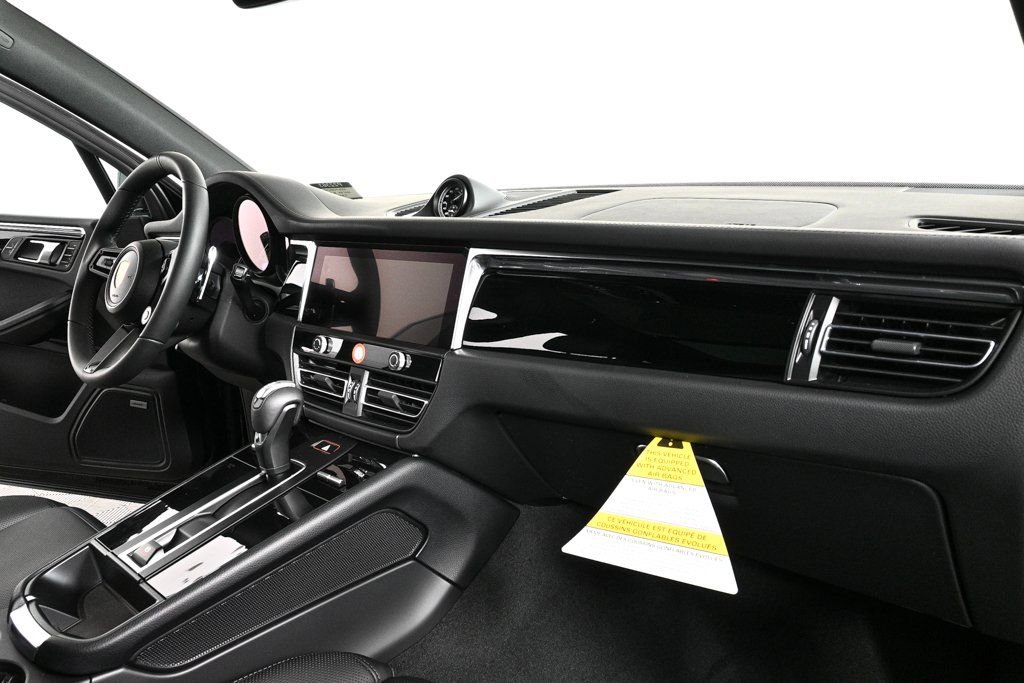 Certified 2026 Porsche Macan AWD/4WD image 25