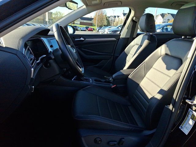 Certified 2023 Volkswagen Jetta SE w/ Panoramic Sunroof Package FWD image 17