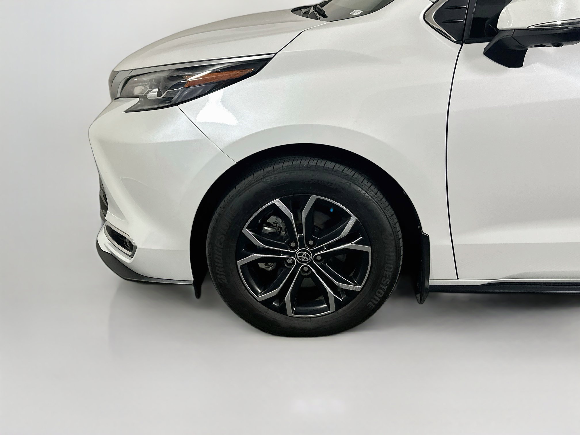 Used 2025 Toyota Sienna Platinum AWD/4WD image 11