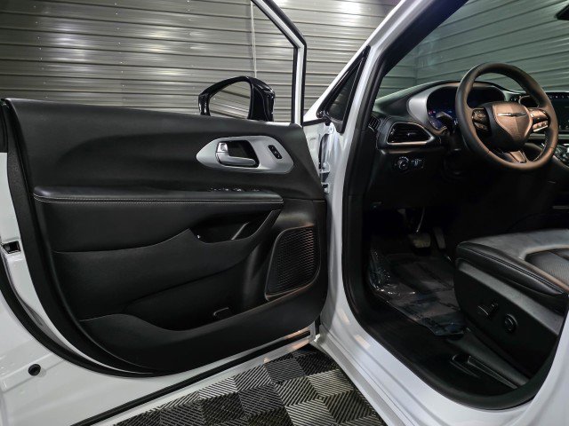 Used 2024 Chrysler Pacifica Limited image 34