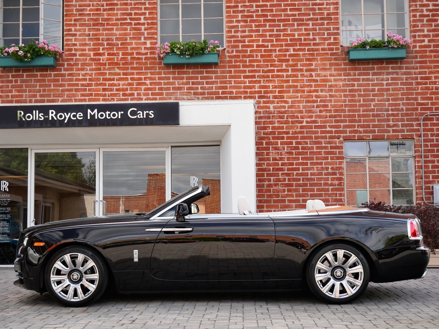 Used 2017 Rolls-Royce Dawn RWD image 3