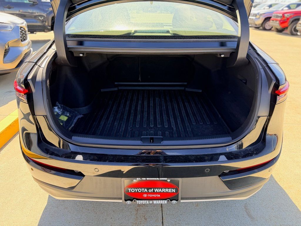 Used 2023 Toyota Crown Limited image 25