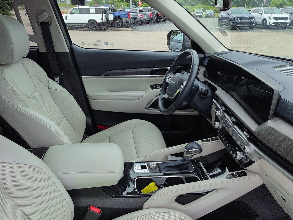 Used 2023 Kia Telluride EX w/ EX Captain's Chair Package FWD image 7