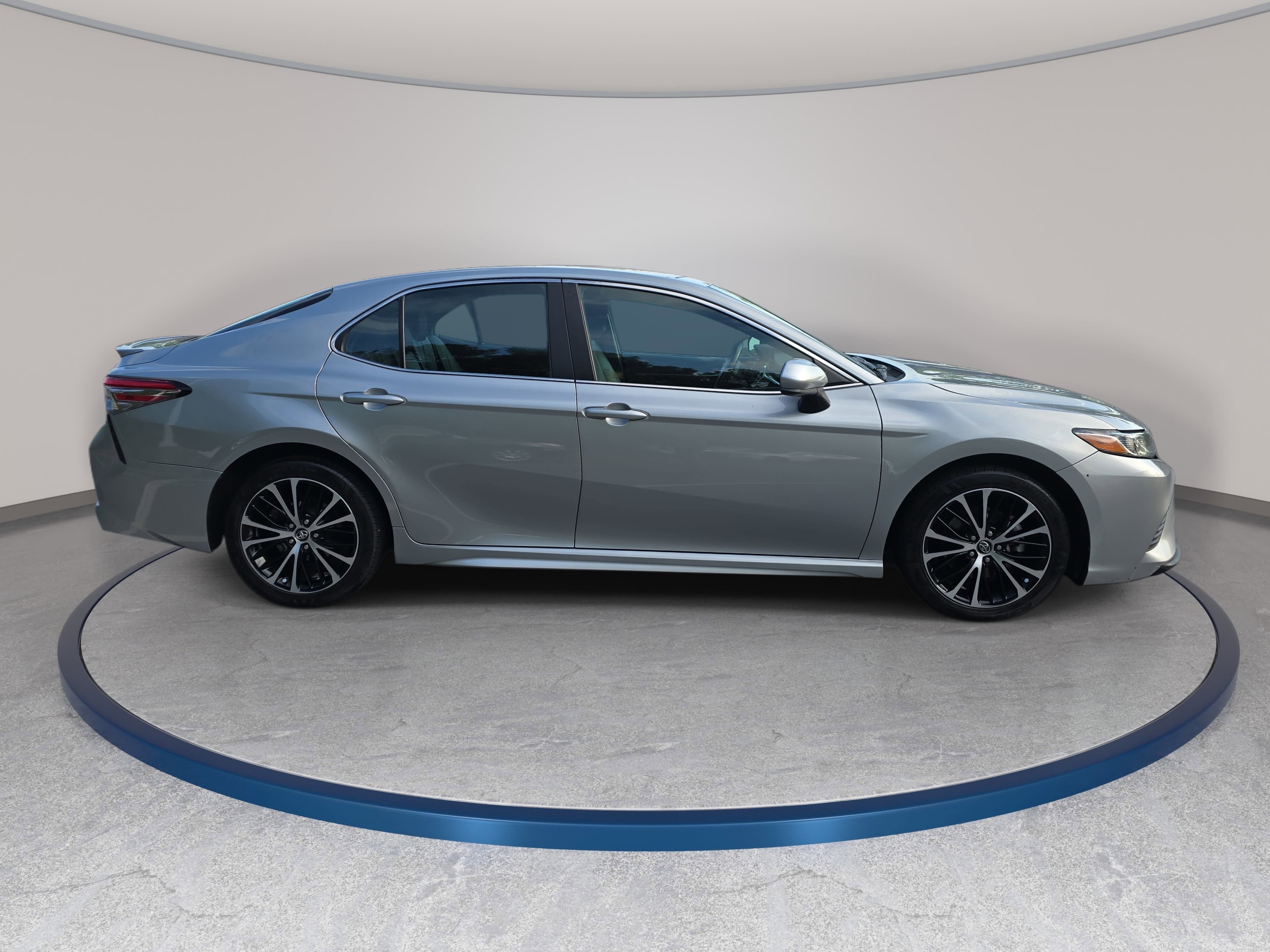 Used 2018 Toyota Camry SE FWD image 4