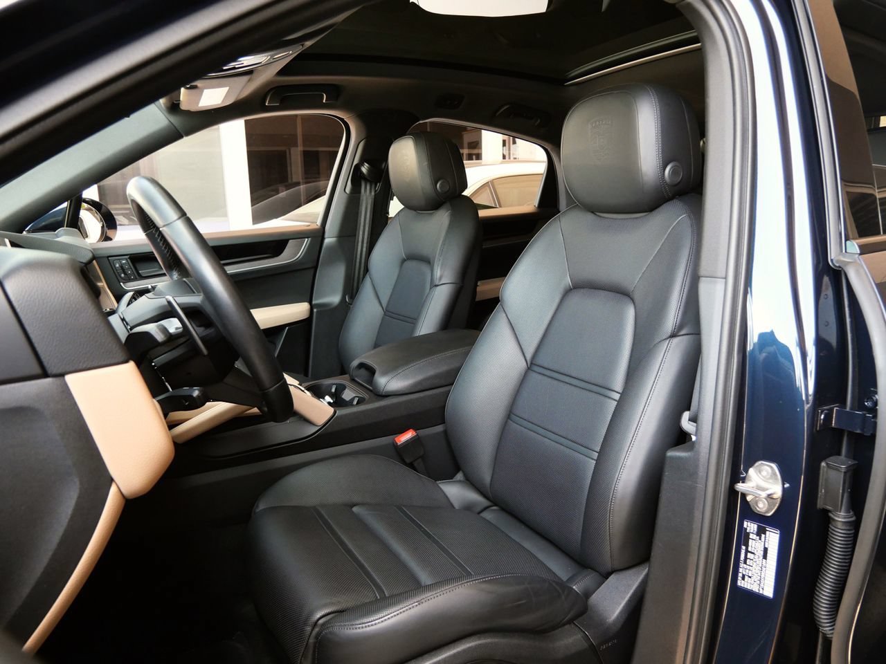Used 2024 Porsche Cayenne Coupe AWD/4WD image 16