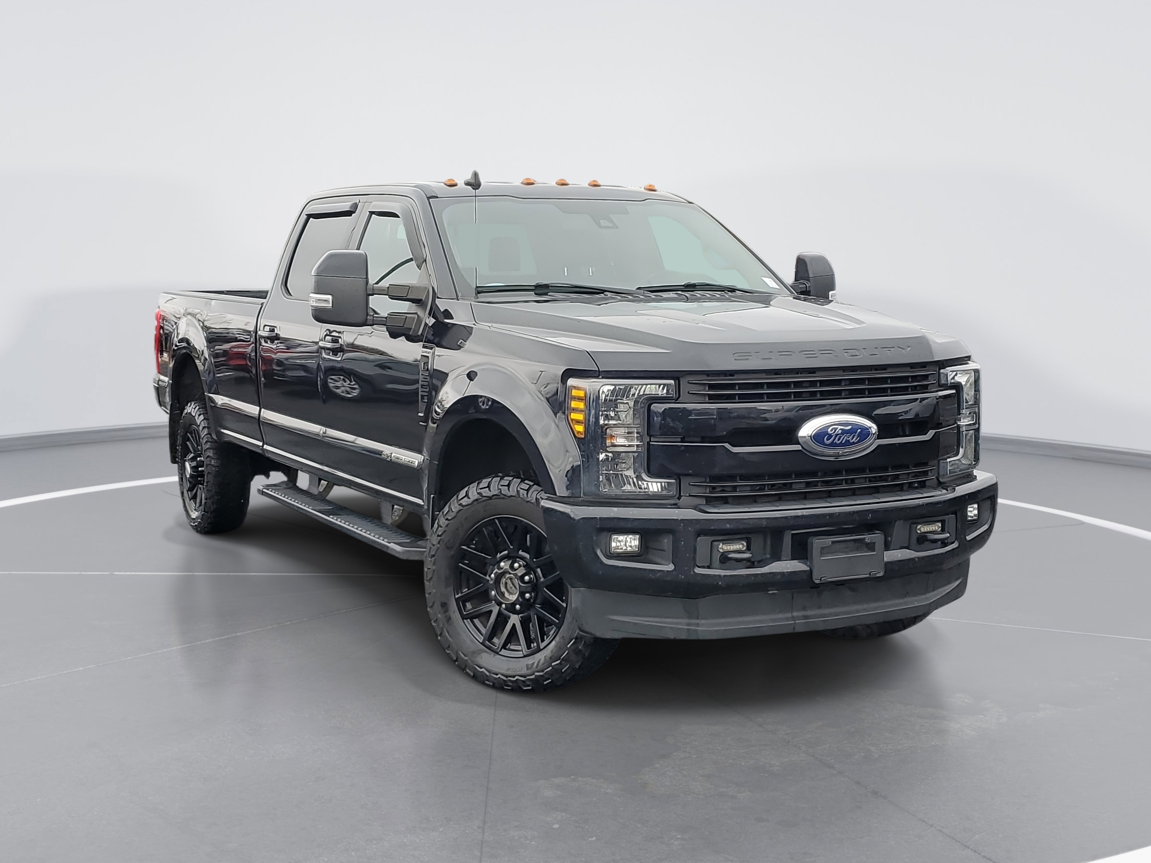 Used 2019 Ford F350 Lariat image 2