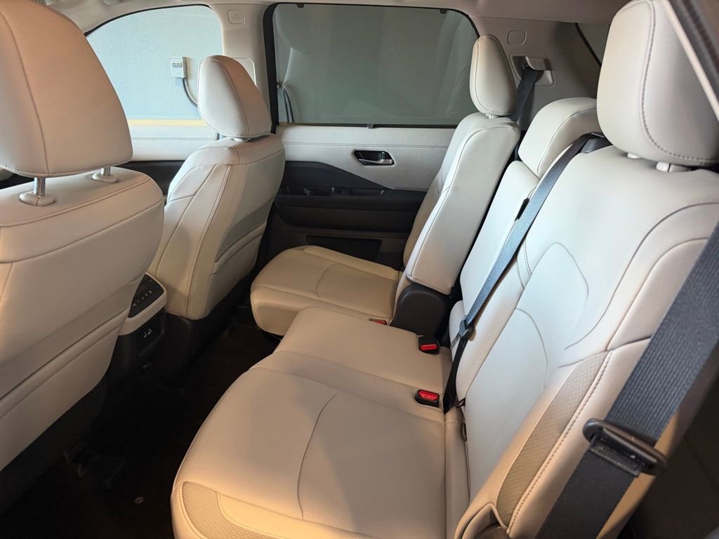 Used 2025 Nissan Pathfinder SL image 9