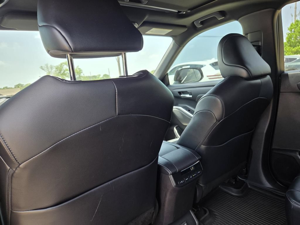 Used 2022 Toyota Highlander XSE FWD image 28
