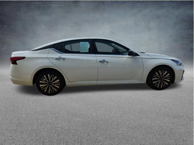 Used 2025 Nissan Altima 2.5 SV FWD image 10