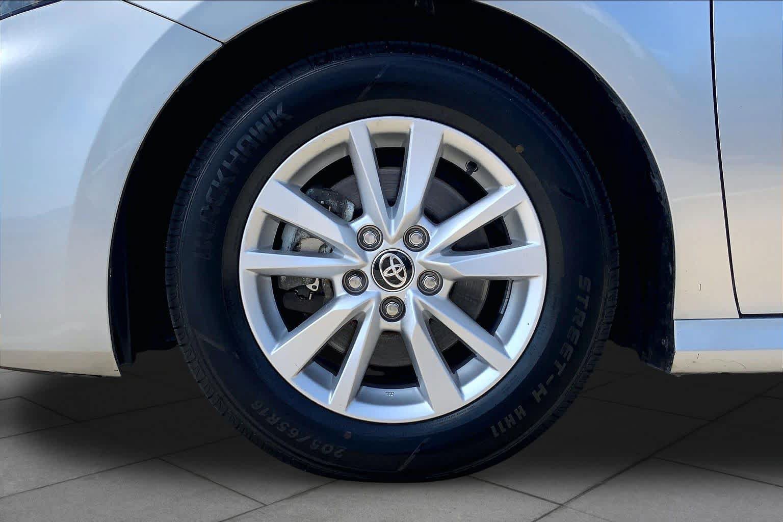 Used 2025 Toyota Camry LE FWD image 11