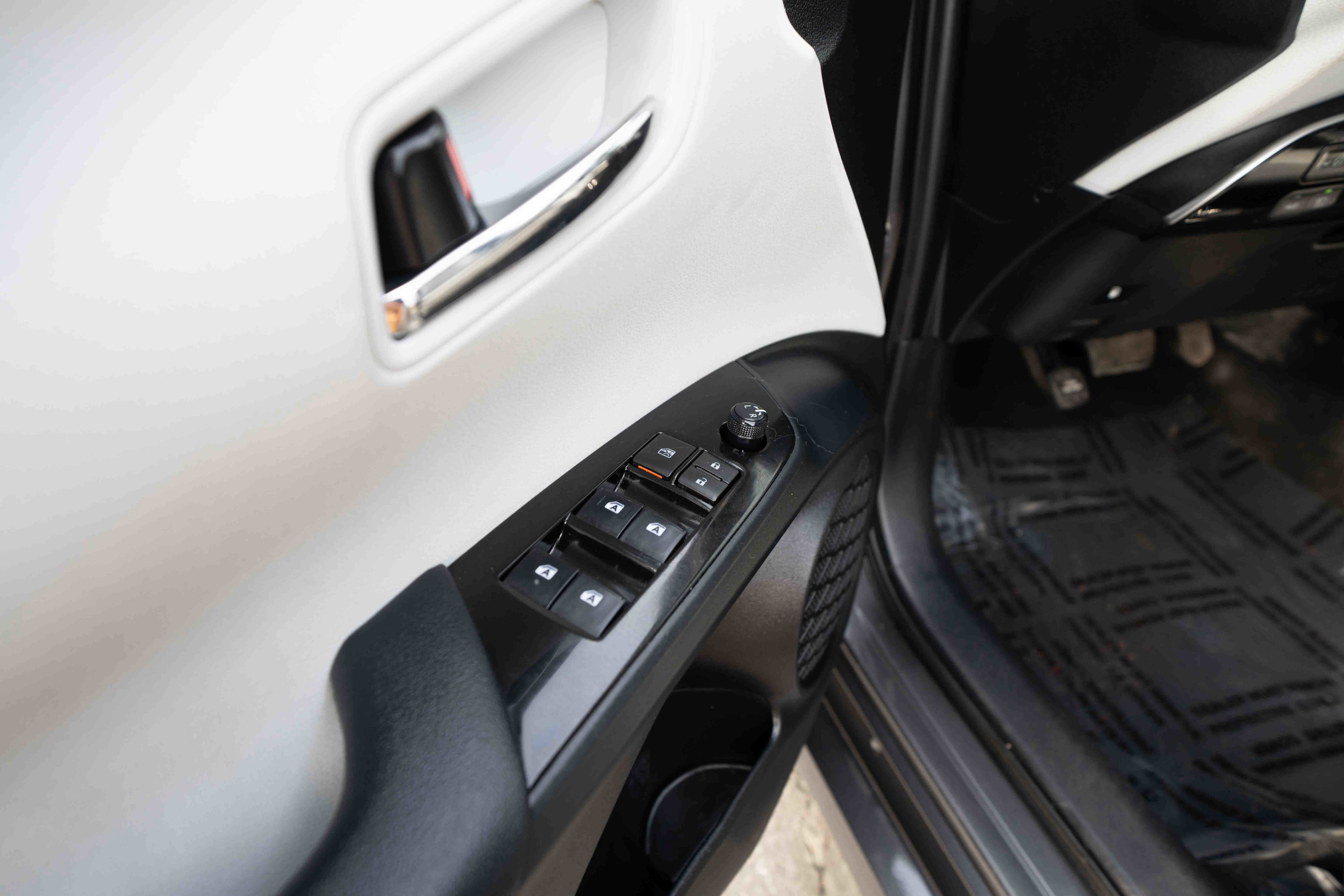 Used 2017 Toyota Prius Four image 7