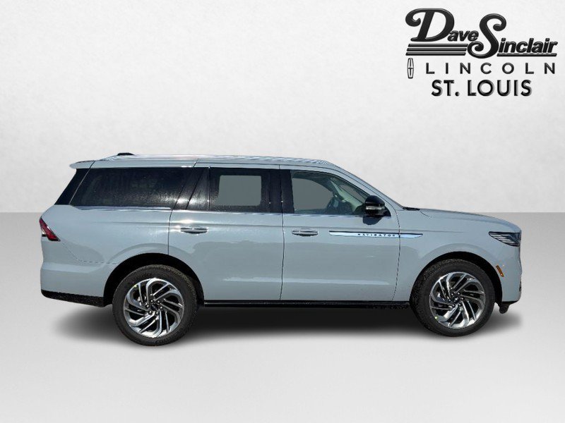 New 2026 Lincoln Navigator Reserve image 4