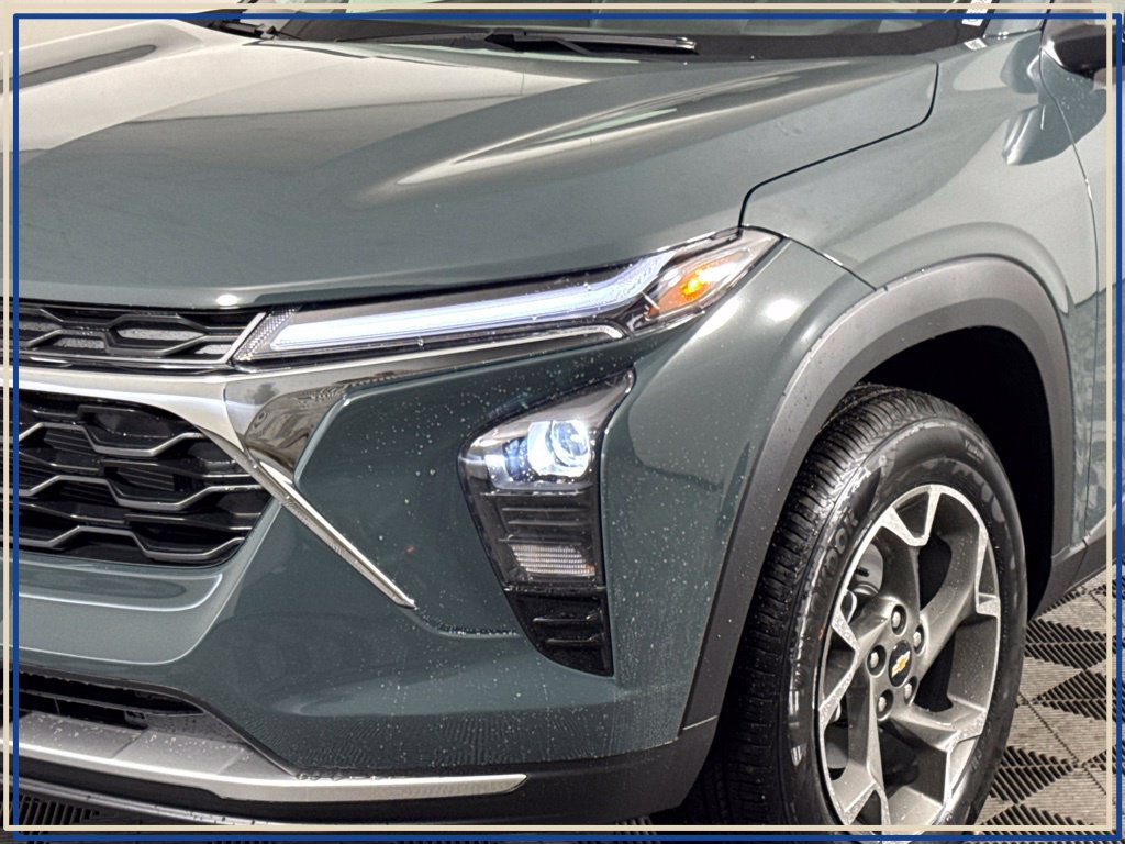 New 2026 Chevrolet Trax LT w/ LT Convenience Package FWD image 2
