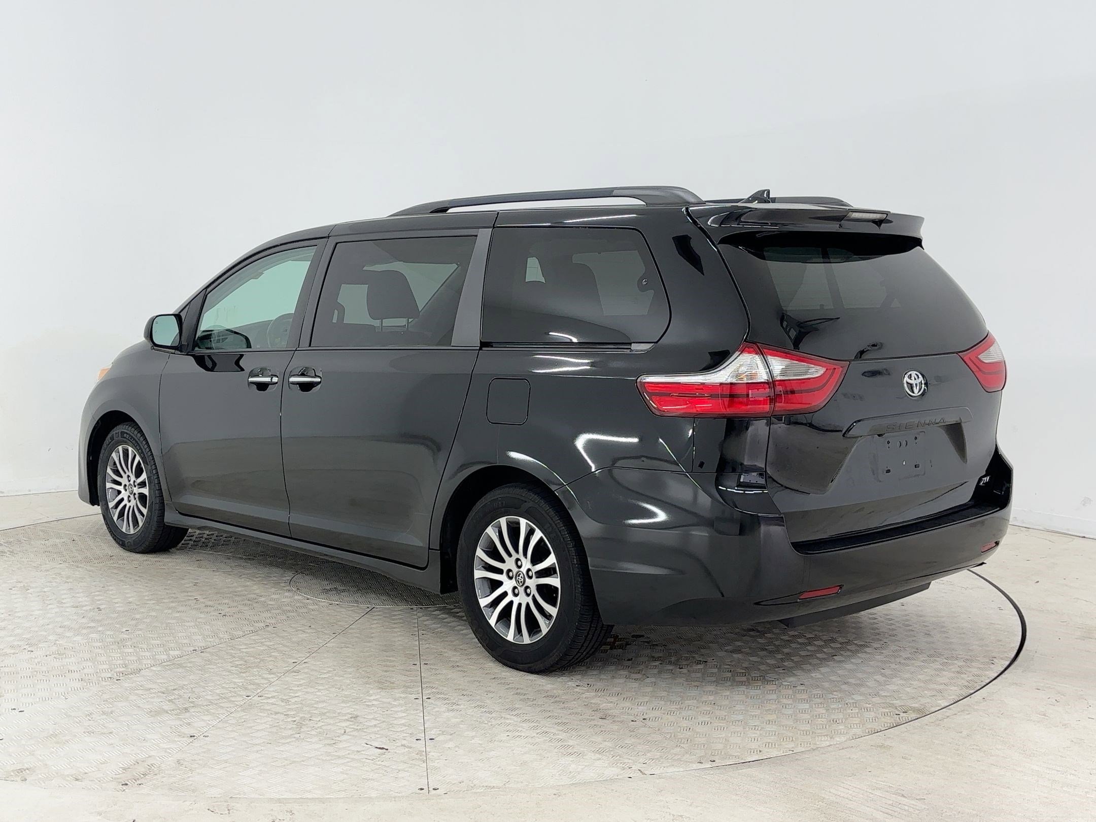 Used 2019 Toyota Sienna XLE image 3