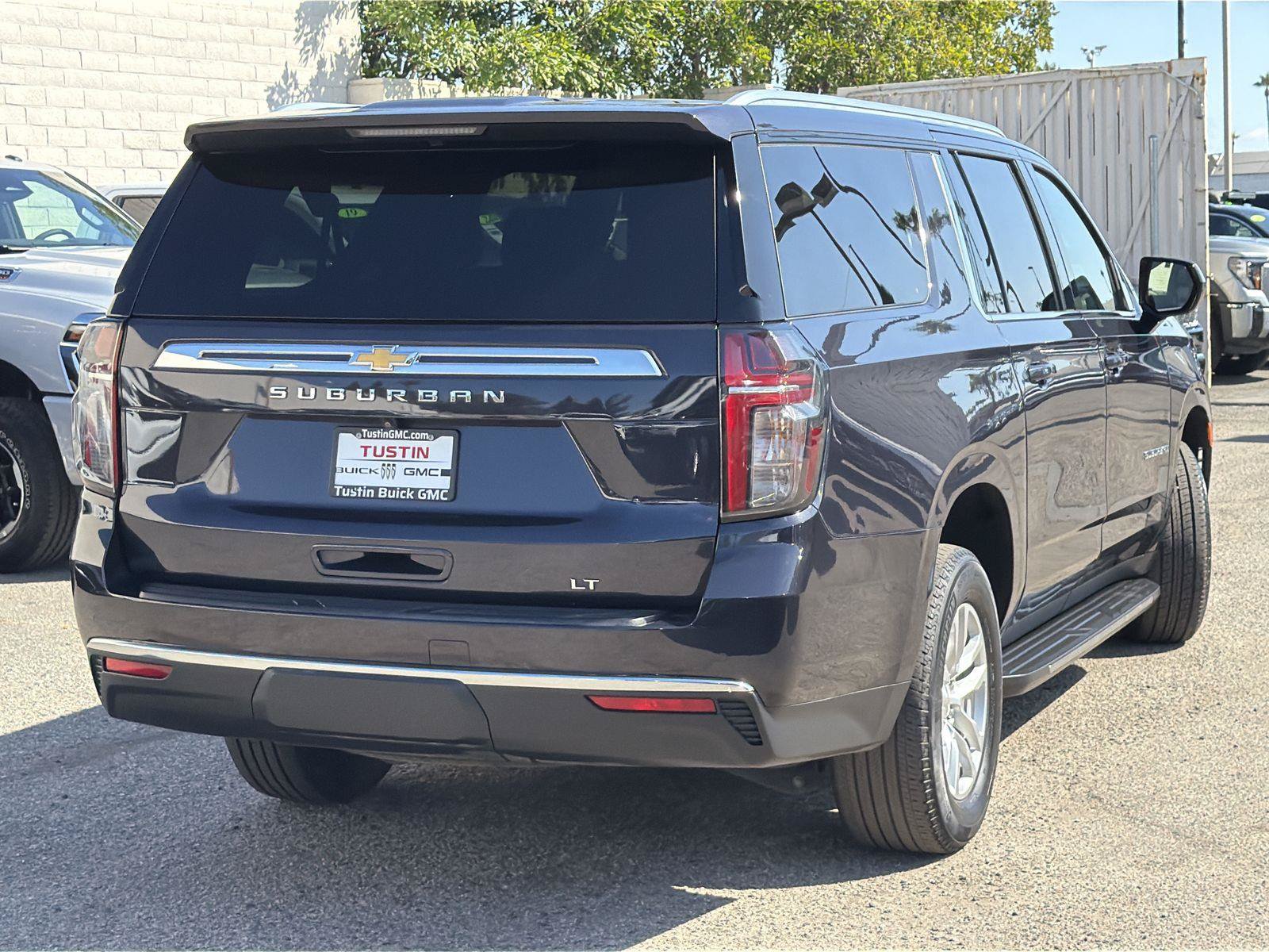 Used 2024 Chevrolet Suburban LT RWD image 5