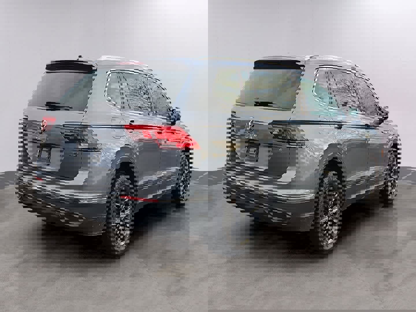 Used 2022 Volkswagen Tiguan SE w/ Panoramic Sunroof Package image 4