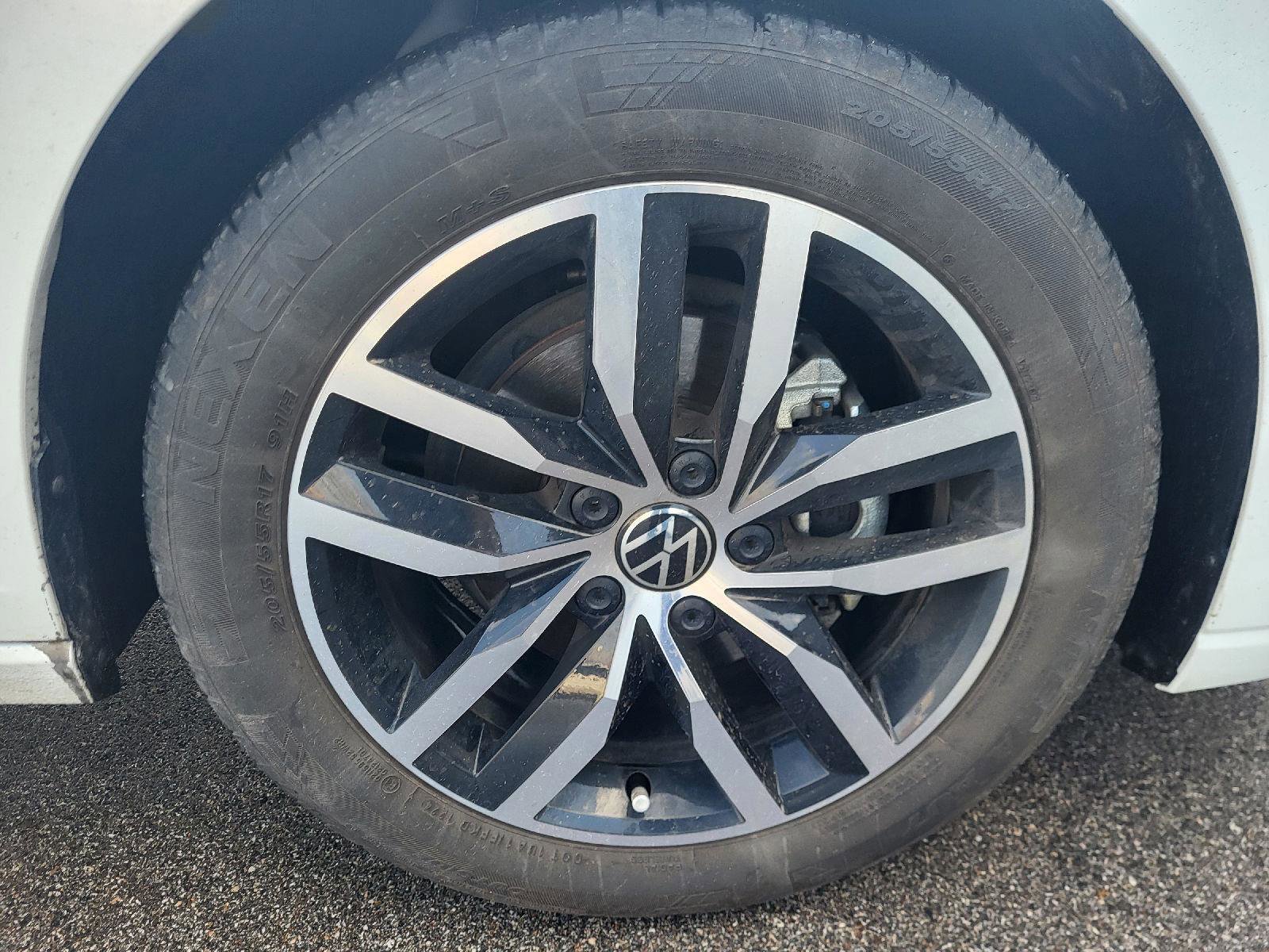 Used 2025 Volkswagen Jetta SE w/ Sunroof Package image 14