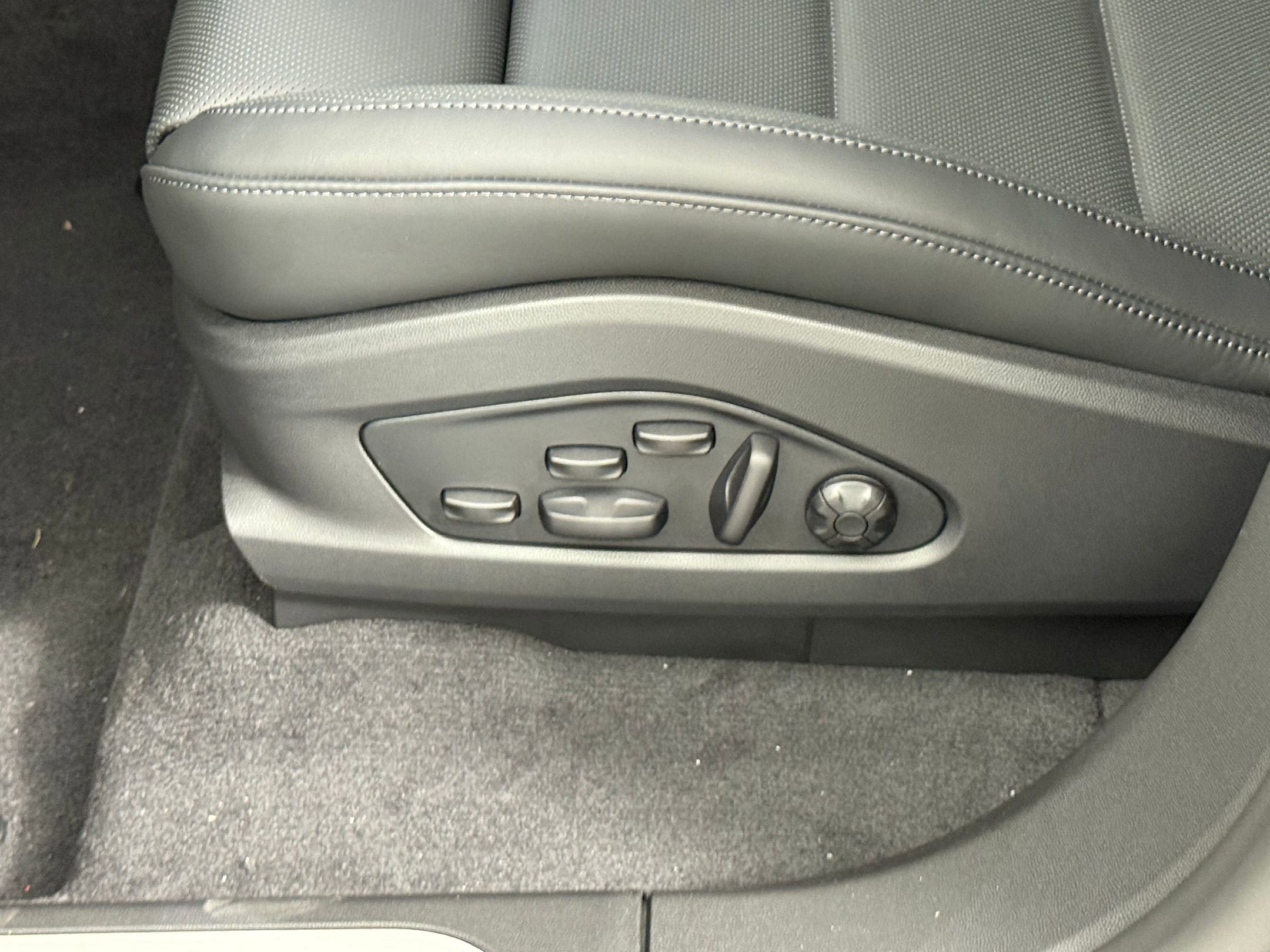 Certified 2025 Porsche Macan 4S Electric AWD/4WD image 14