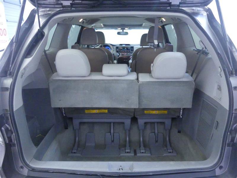 Used 2014 Toyota Sienna XLE image 24