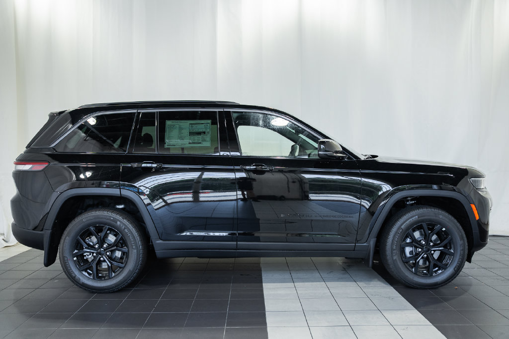 New 2026 Jeep Grand Cherokee Altitude AWD/4WD image 3
