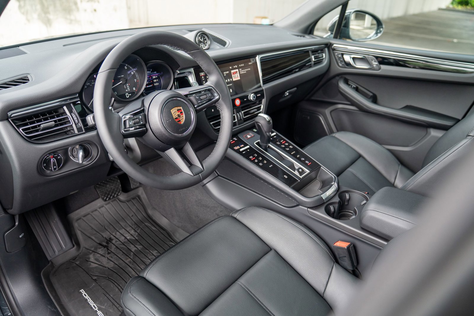Certified 2025 Porsche Macan AWD/4WD image 4
