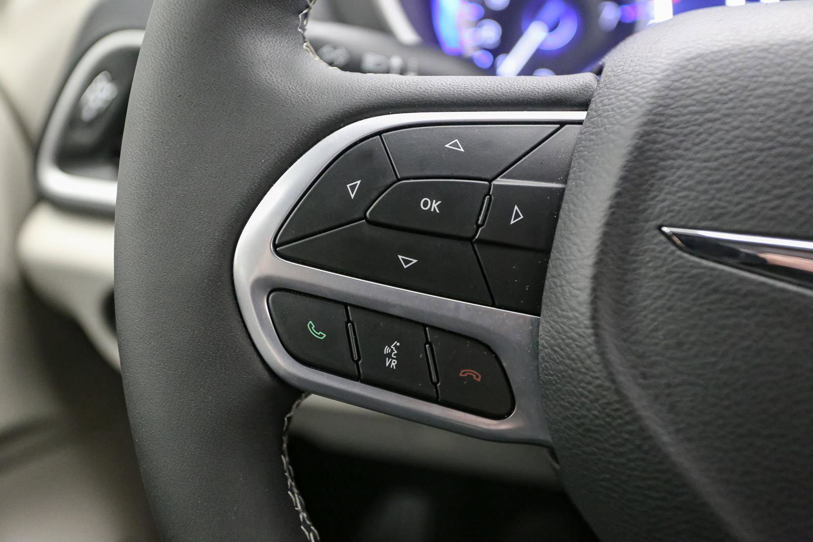 Used 2022 Chrysler Pacifica Touring-L image 35