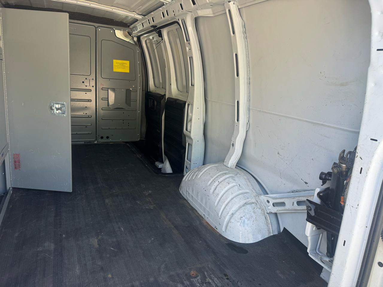 Used 2010 Chevrolet Express 1500 RWD image 22