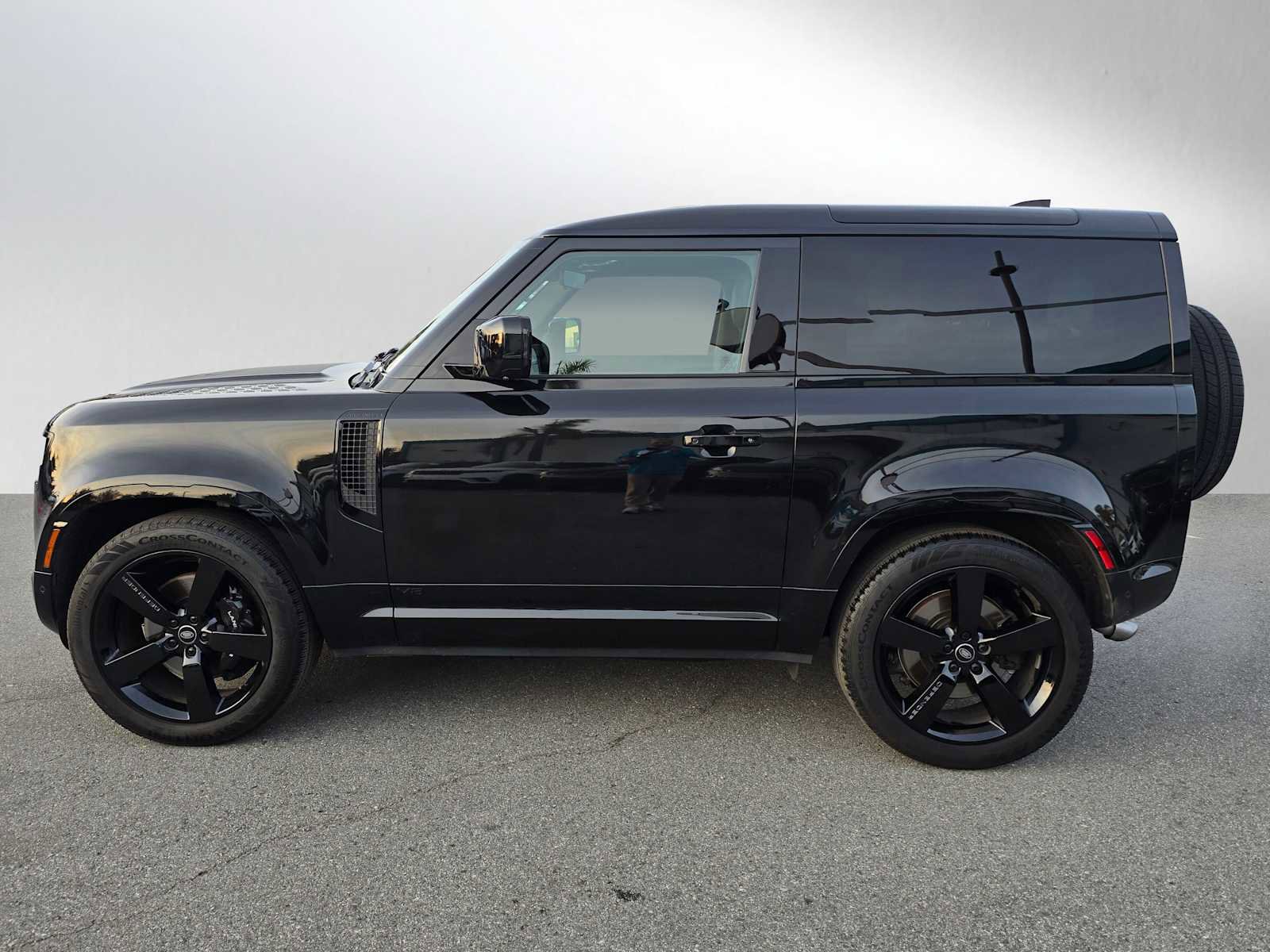 Certified 2024 Land Rover Defender 90 V8 image 2