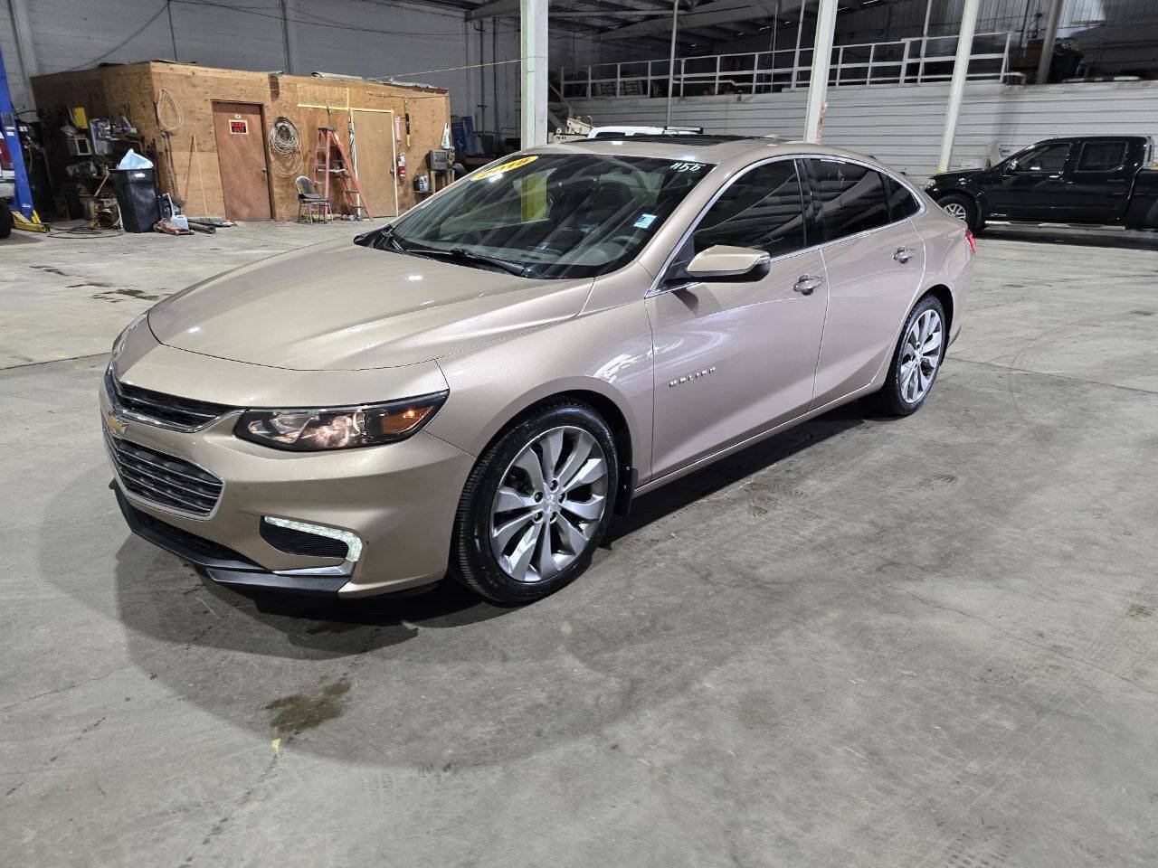 Used 2018 Chevrolet Malibu Premier w/ Premier Sun and Wheel Package FWD image 2