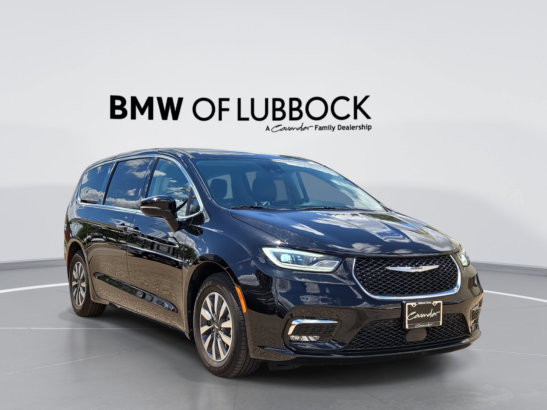 Used 2024 Chrysler Pacifica Limited FWD image 1