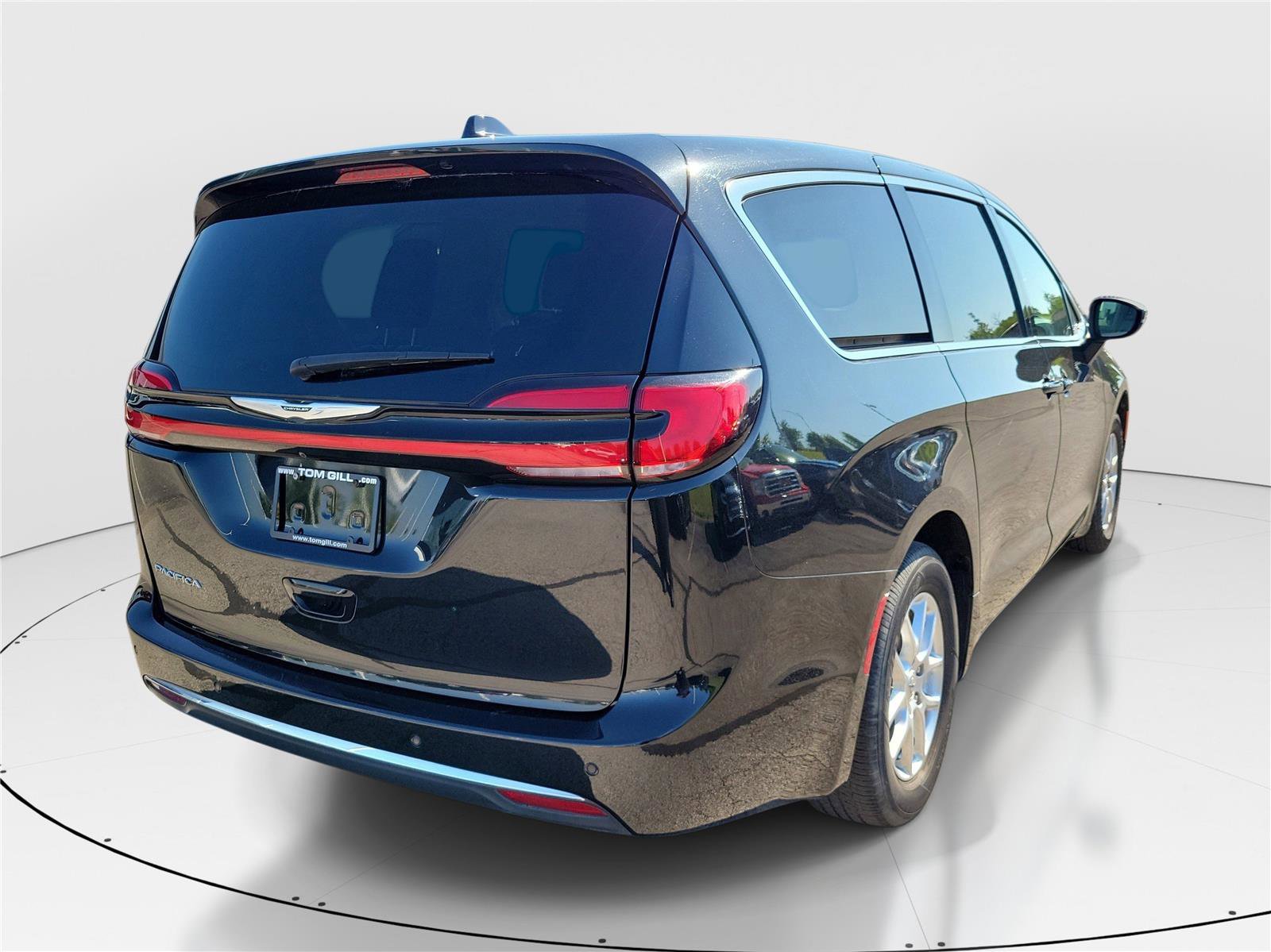 Used 2023 Chrysler Pacifica Touring-L FWD image 4