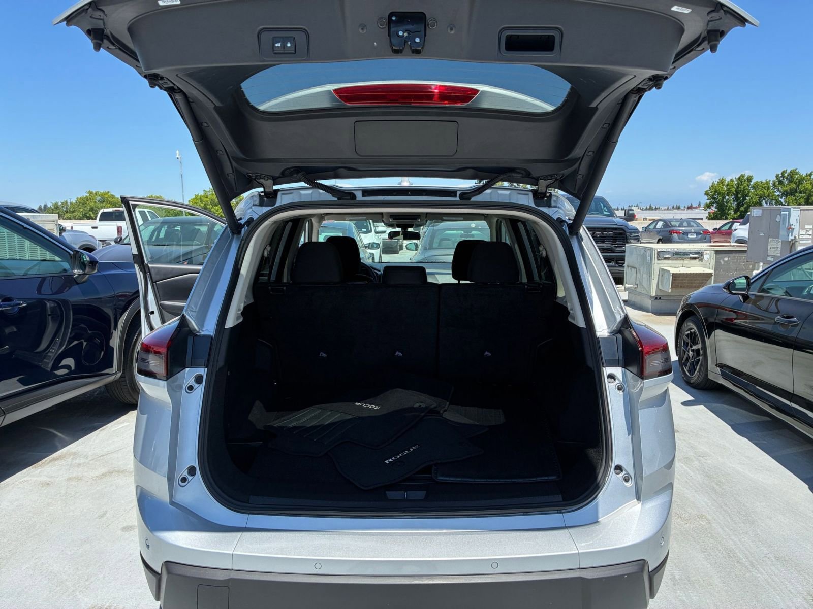 Used 2025 Nissan Rogue SV FWD image 33