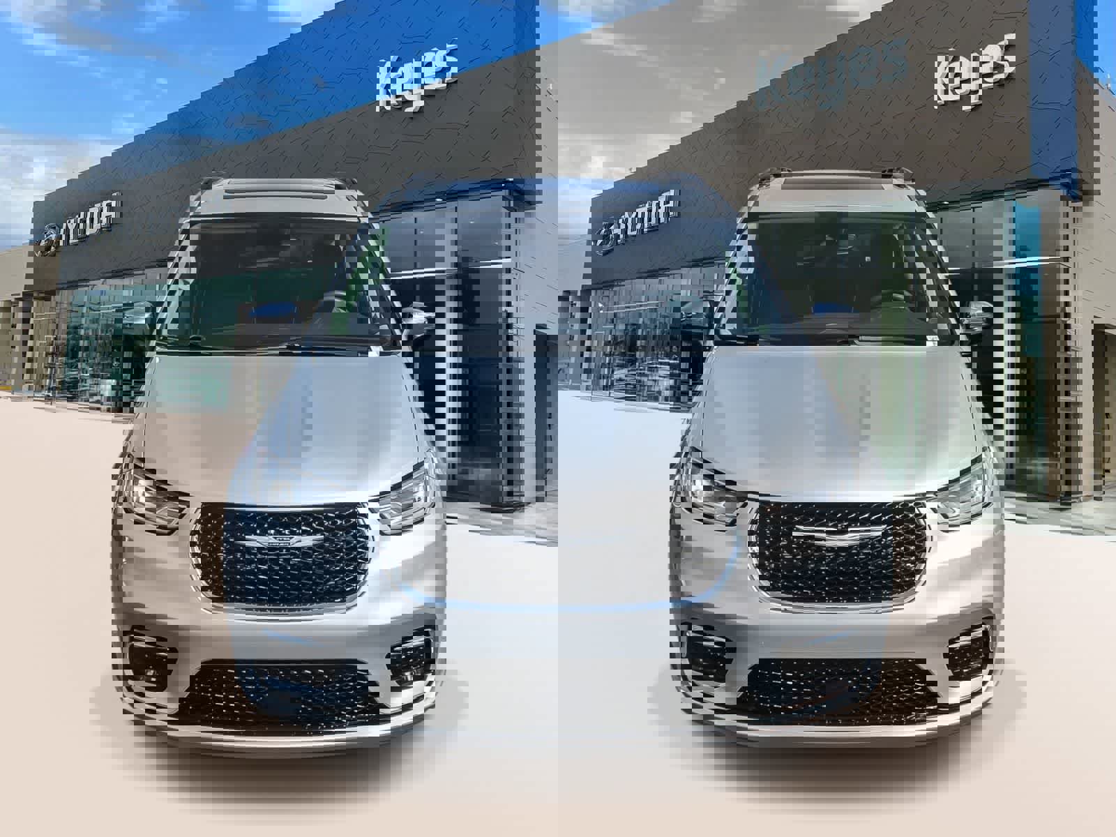 Used 2023 Chrysler Pacifica Limited image 2