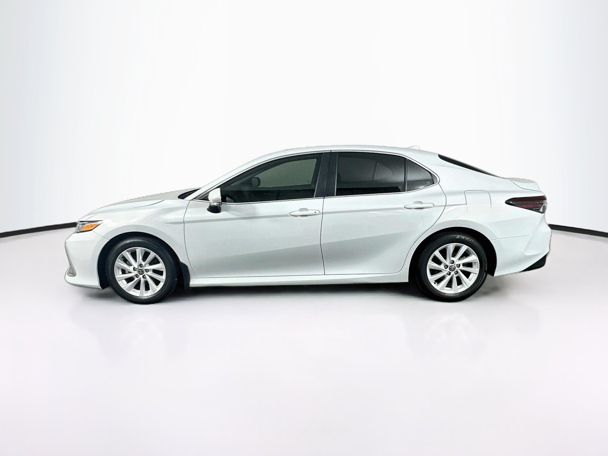 Used 2024 Toyota Camry LE w/ Convenience Package FWD image 4