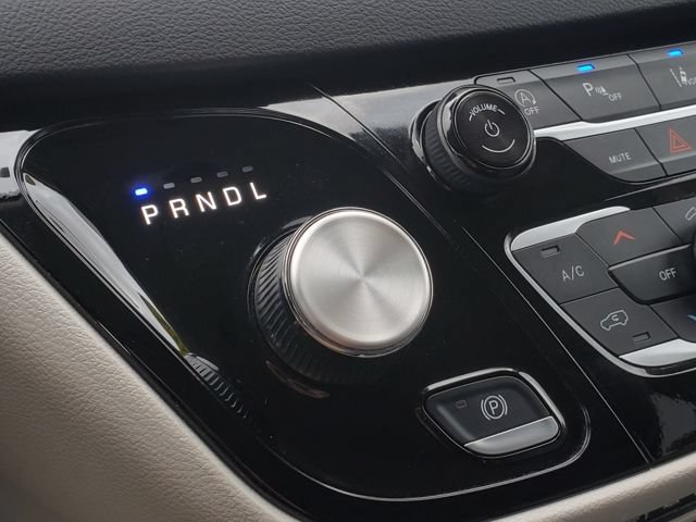 Used 2024 Chrysler Pacifica Touring-L FWD image 22