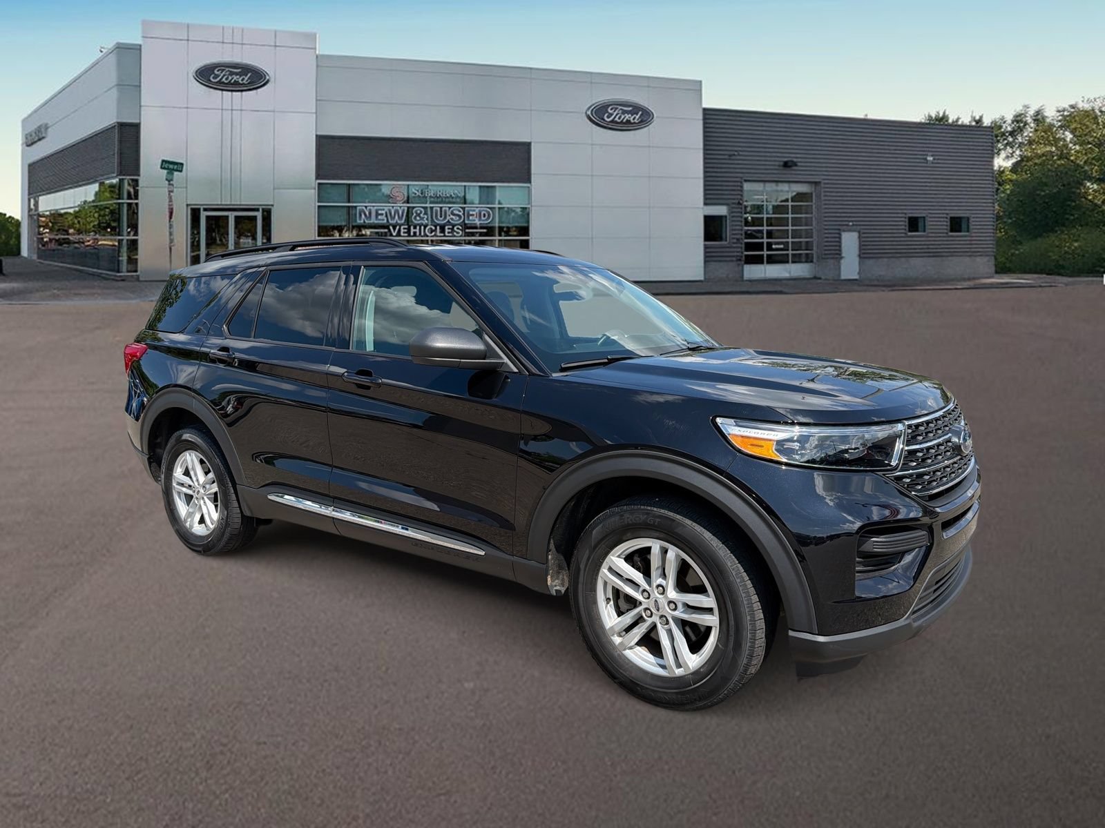Used 2023 Ford Explorer XLT AWD/4WD image 2