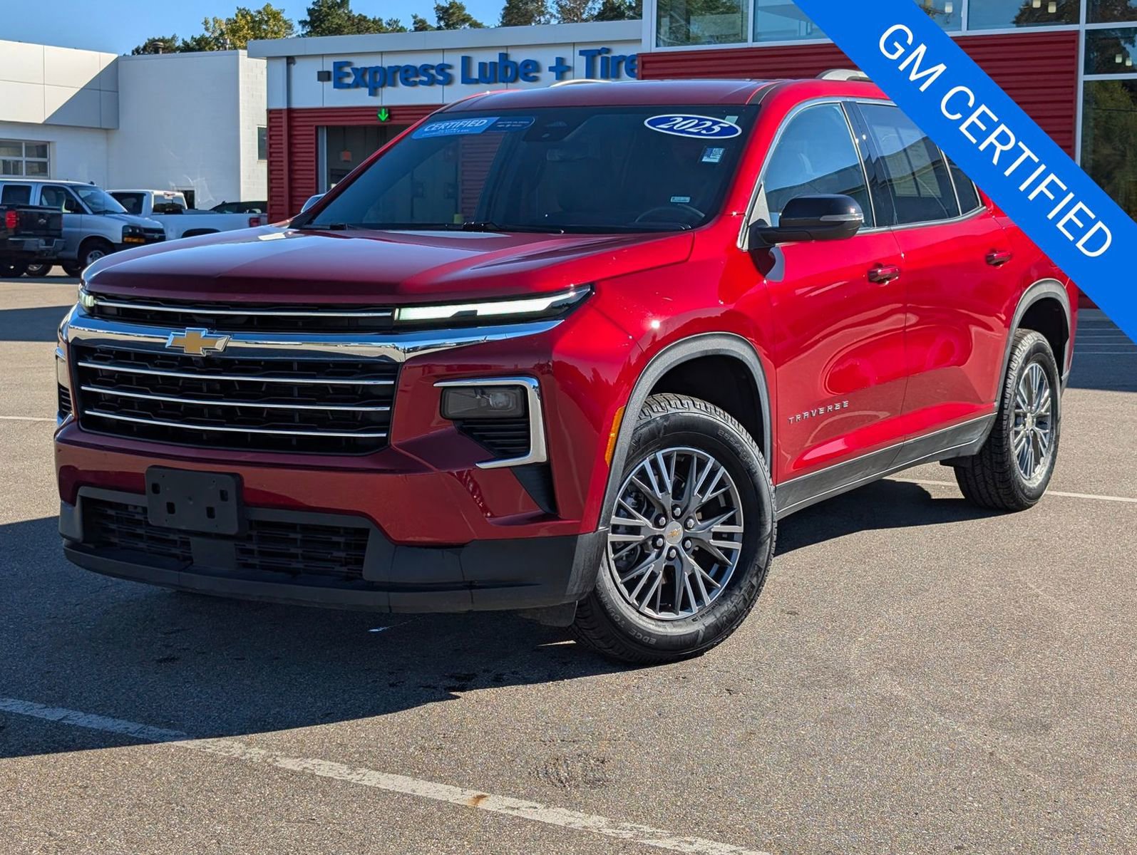 Used 2025 Chevrolet Traverse LT image 1