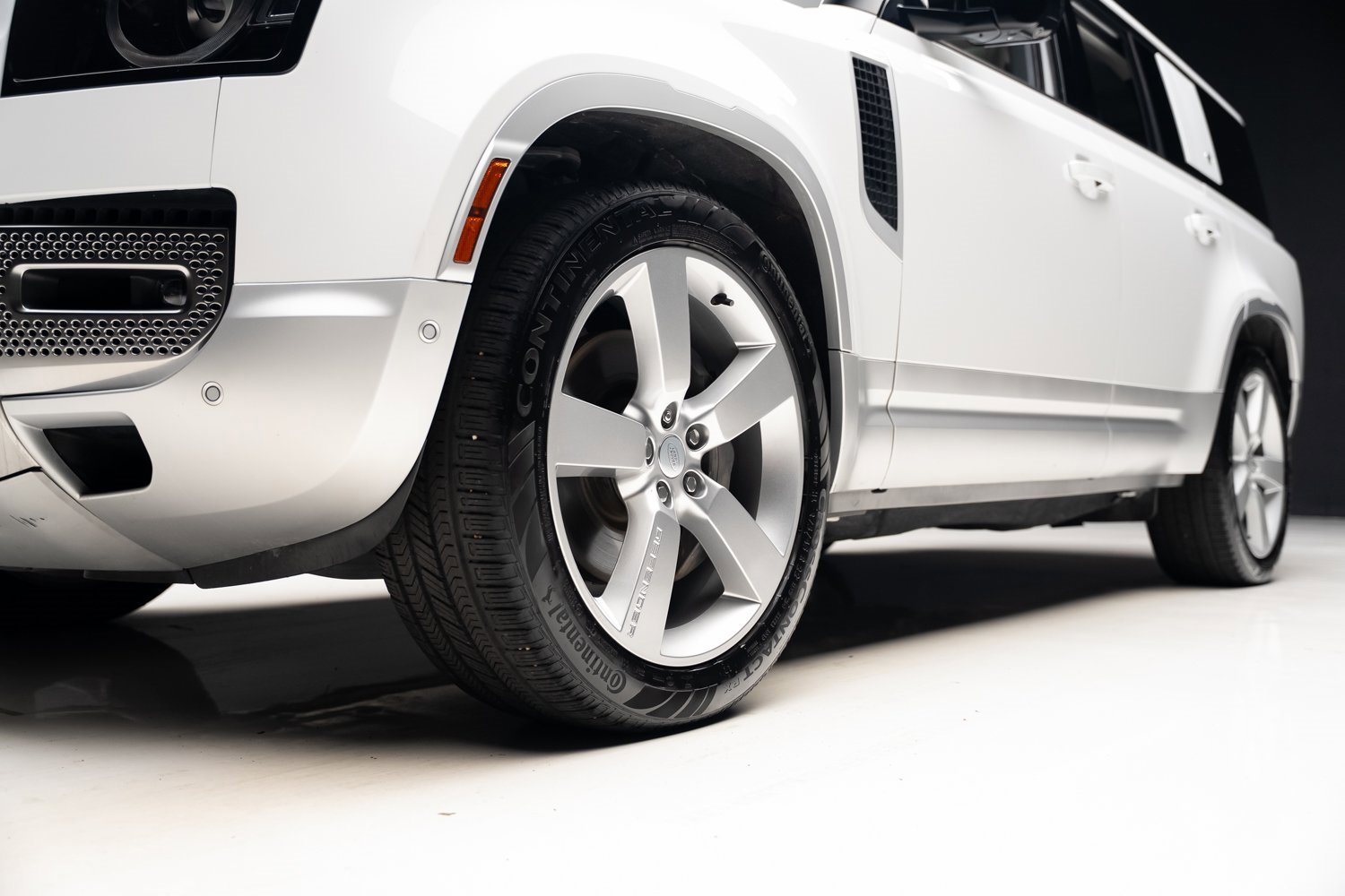 Used 2023 Land Rover Defender 130 First Edition image 78