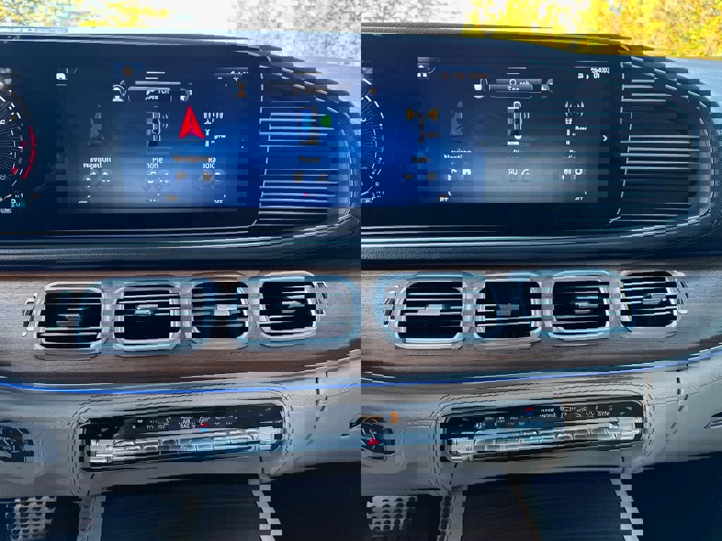 Used 2025 Mercedes-Benz GLS 450 4MATIC image 19