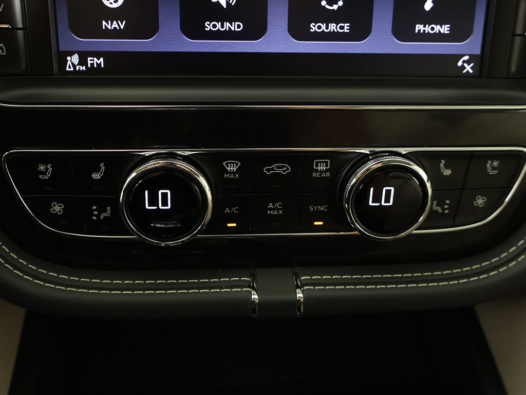 Used 2020 Bentley Bentayga Plug-In Hybrid AWD/4WD image 62