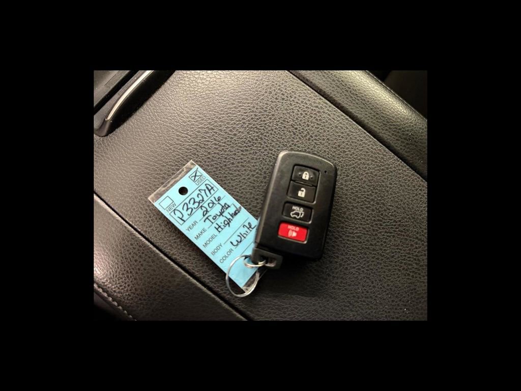 Used 2016 Toyota Highlander XLE image 29