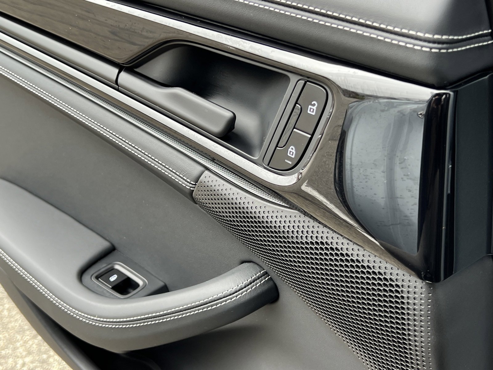 Certified 2025 Porsche Panamera 4 image 32