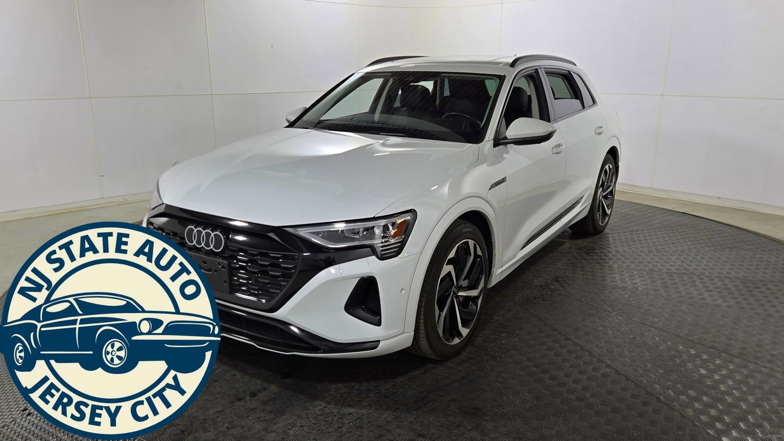 Used 2024 Audi Q8 e-tron Premium Plus image 3