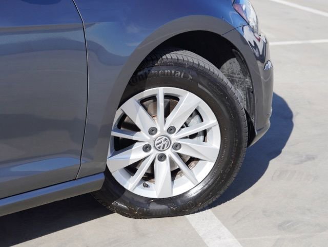 Used 2018 Volkswagen Golf S image 8