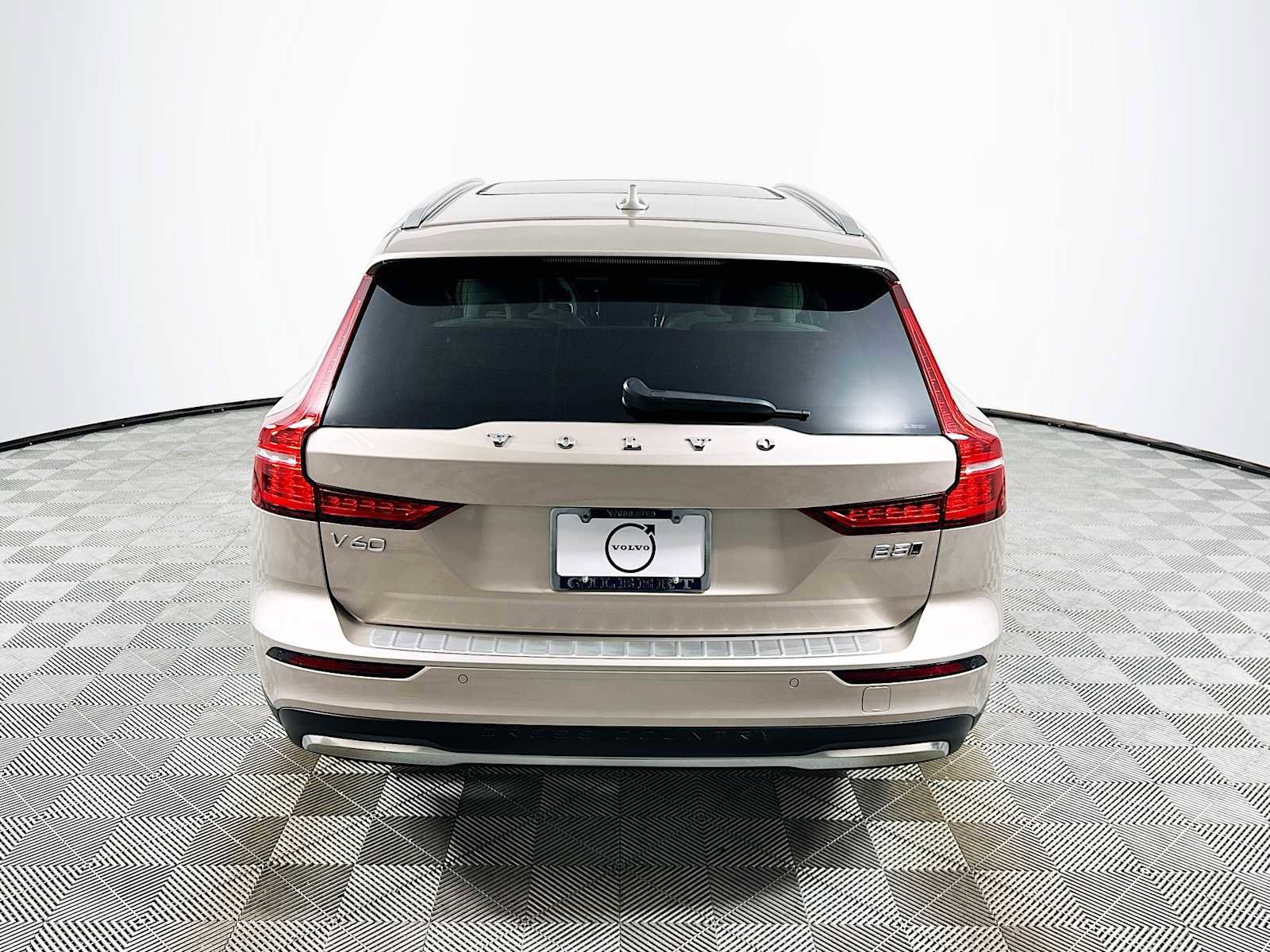 Used 2025 Volvo V60 B5 Cross Country Ultra w/ Protection Package Premier image 6