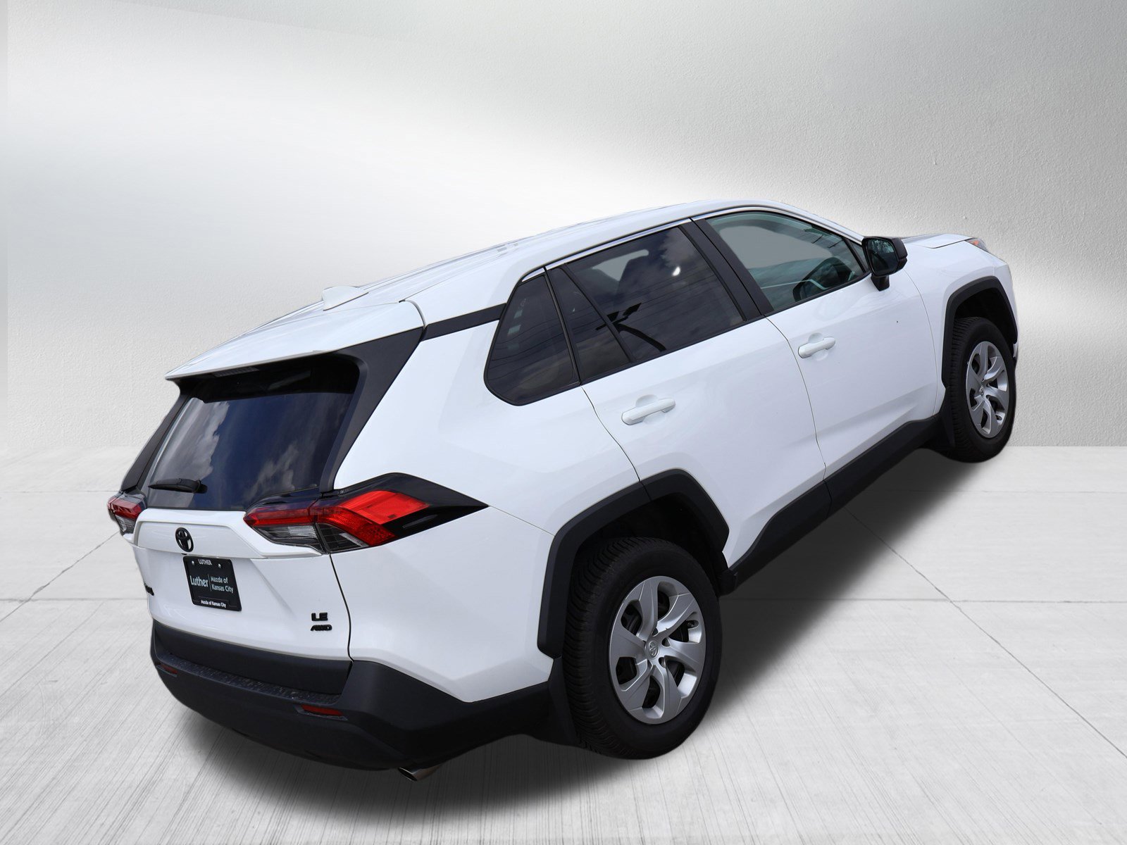 Used 2022 Toyota RAV4 LE w/ Carpet Mat Package (TMS) AWD/4WD image 6