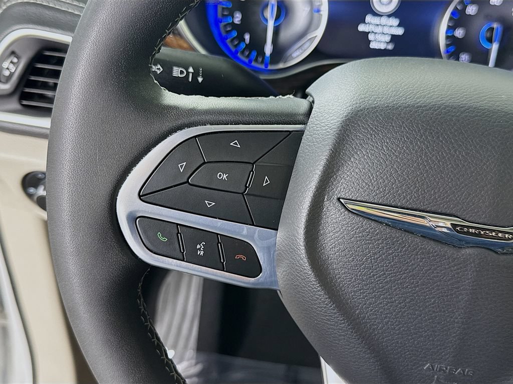 Used 2023 Chrysler Pacifica Limited AWD/4WD image 22