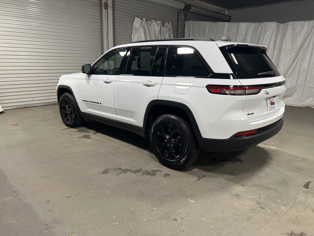 Used 2025 Jeep Grand Cherokee Altitude image 5