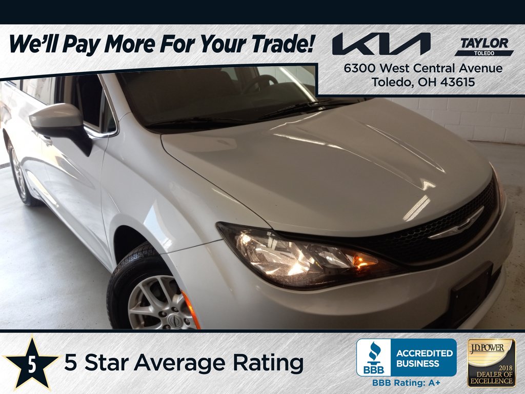 Used 2023 Chrysler Voyager LX FWD image 1
